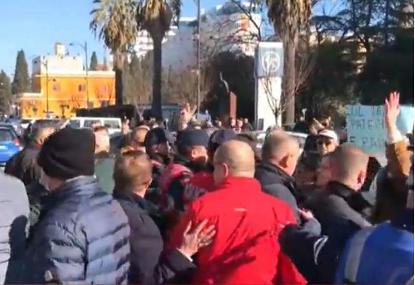 Tensione në Fier, Basha mbërrin në godinë, demokratët e presin me protesta, ndërhyn policia