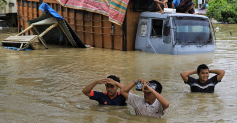 Përmbytjet po bëjnë “kërdinë”, dy fëmijë humbin jetën dhe mijëra persona janë evakuuar