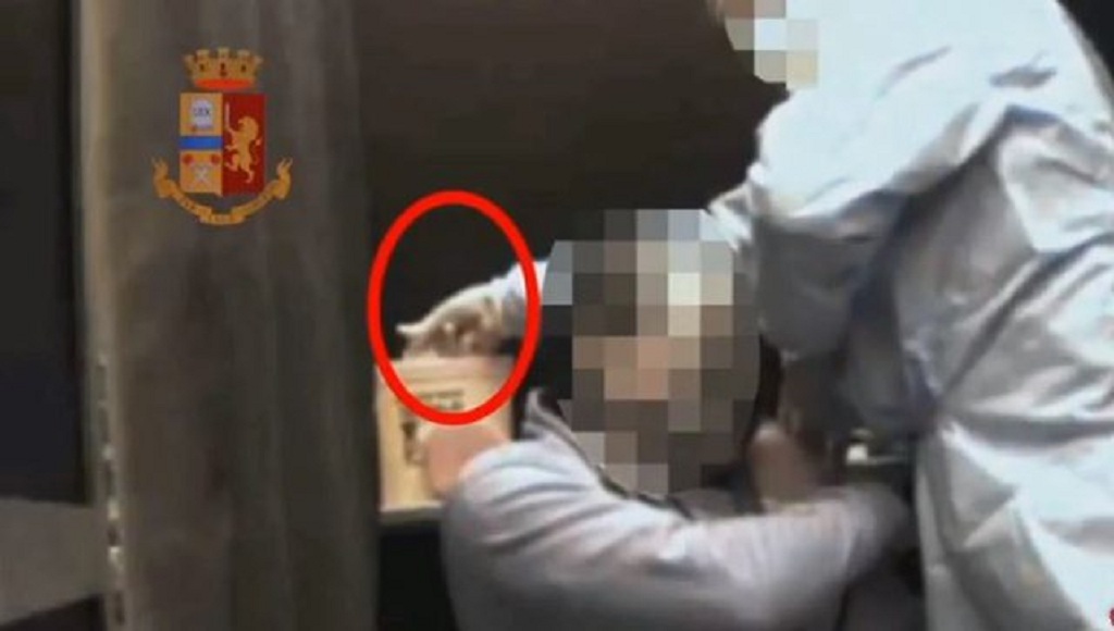 E zbraste shiringën dhe në letra i shënonte si të vaksinuar, pranga infermierit