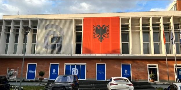 Julian Deda i shkruan Bashës: Mor paranojak, e ke kthyer PD në burg me dyer të blinduara, nga kush po e ruan? (FOTO)