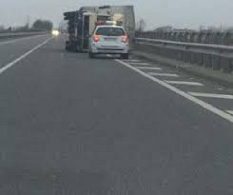 Era e fortë përmbys kamionin në urën e Milotit, trafiku rëndohet me kilometra