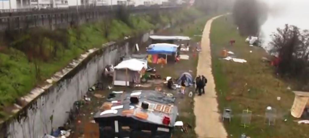 Jetojnë në kushte çnjerëzore, përmbytet kampi i azilkërkuesve shqiptarë në Francë (FOTO+VIDEO)