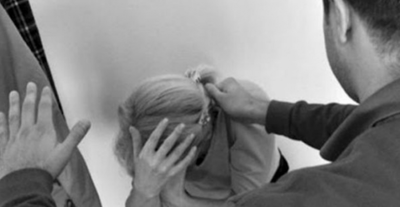 “Më jep lekë ose të vrava”, i riu shqiptar kërcënon me vdekje nënën e tij