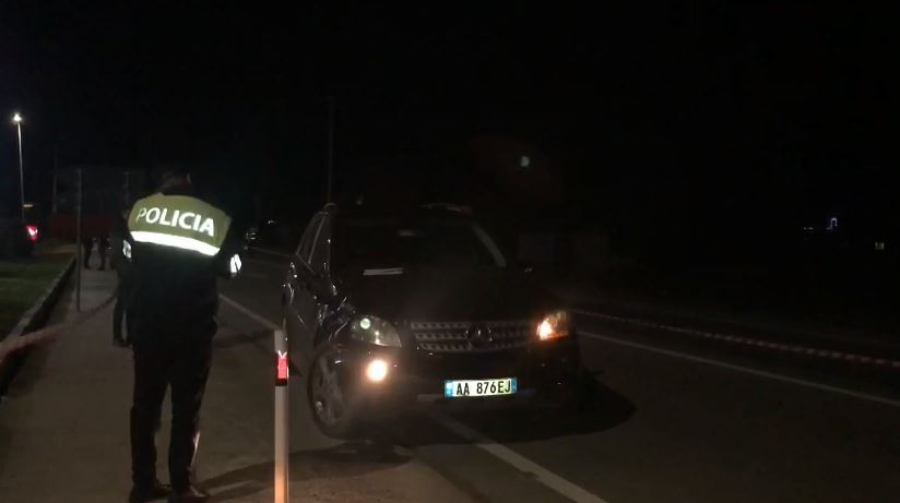 Një tjetër aksident! “Benz”-i përplas një punonjës policie, ai dërgohet me urgjencë në spital