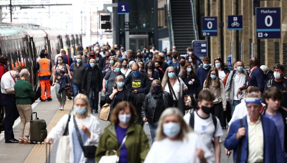 Varianti Omicrom/ Britania e Madhe synon heqjen e masave kufizuese në fund të muajit janar