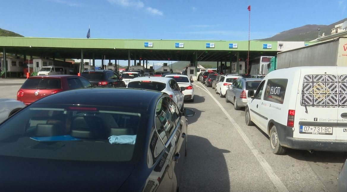 Policia kthen mbrapsh të pavaksinuarit, makinat në radhë në Morinë