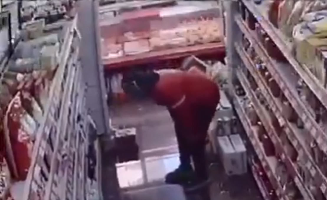Momenti kur 25-vjeçari vlonjat kapet duke vjedhur në një supermarket