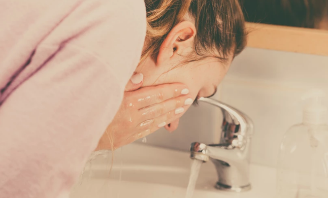Çfarë i ndodh fytyrës nëse e lani më shumë se dy herë në ditë?