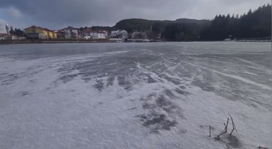 Liqeni i qytetit ngrin plotësisht, shihni pamjet mahnitëse nga Puka (VIDEO)