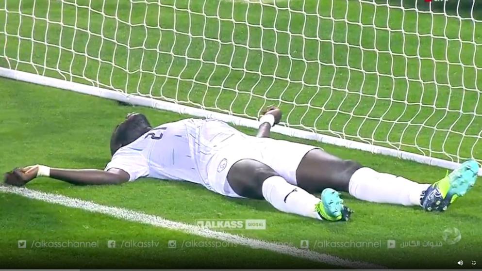 Lojtarit i bie infarkt në fushë dhe e shpëtojnë me masazh kardiak