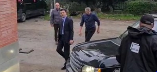 Pak orë para protestës së thirrur nga Sali Berisha, Basha shkon në zyrën e tij