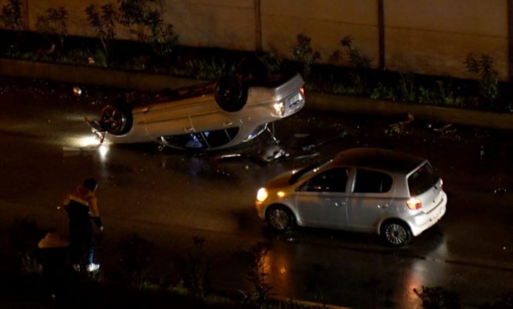 Dy të miturit marrin makinën dhe përplasen me murin, dërgohen me urgjencë drejt spitalit