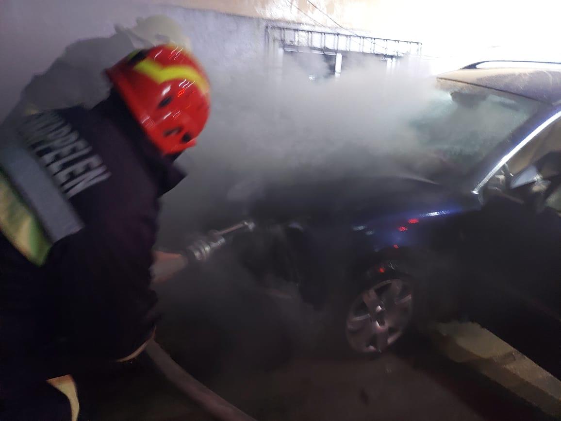 E FUNDIT/ Shpërthim me eksploziv në qytetin bregdetar, zbulohet kujt i përket makina (EMRI)