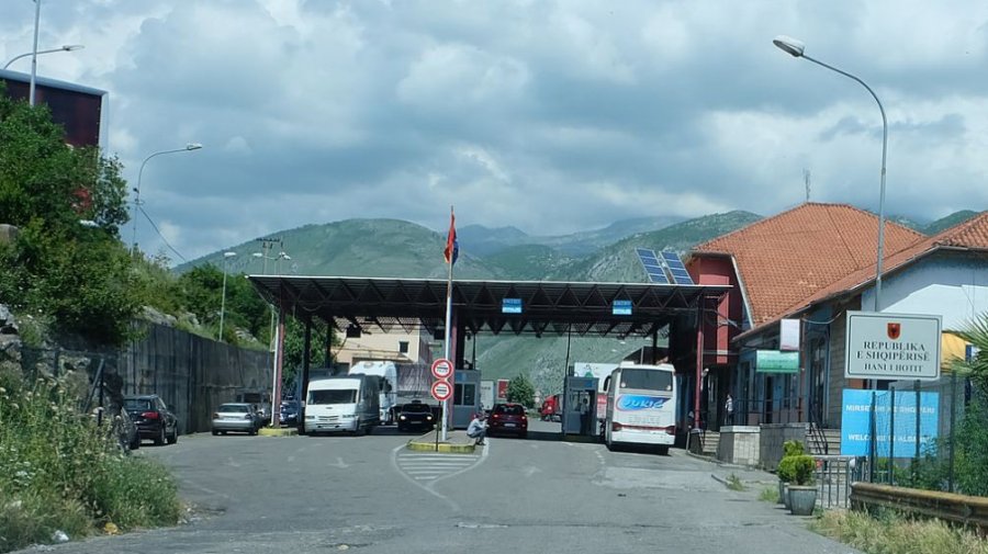 U kap me produkte ushqimore kontrabandë në kufi, vendoset nën hetim një 59-vjeçar! Procedohet një doganier