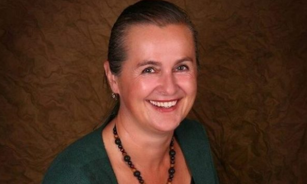 Ndodh në shtetin e BE/ Këngëtarja e njohur kundër vaksinës, infektohet qëllimisht me virus dhe më pas vdes