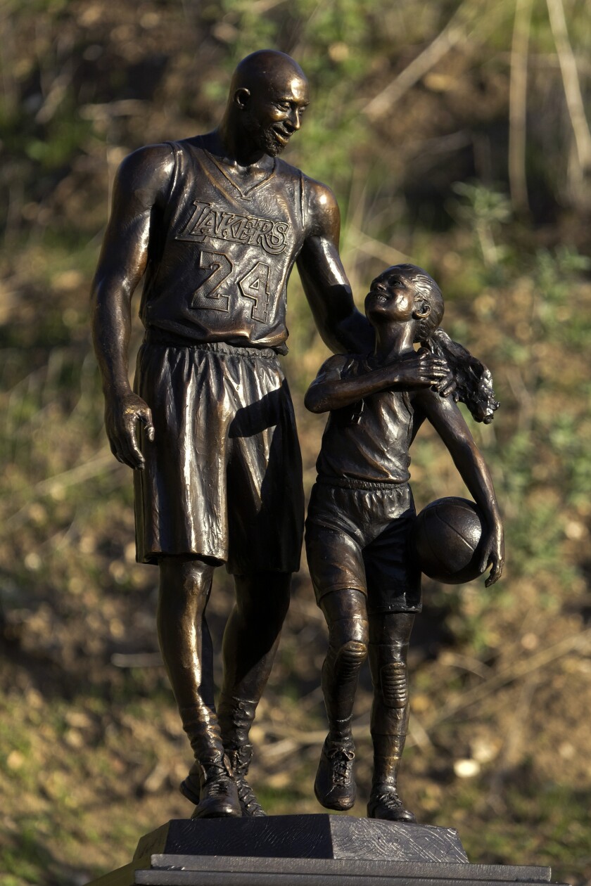 Ngrihet statuja e Kobe dhe Gianna Bryant në vendin e tragjedisë
