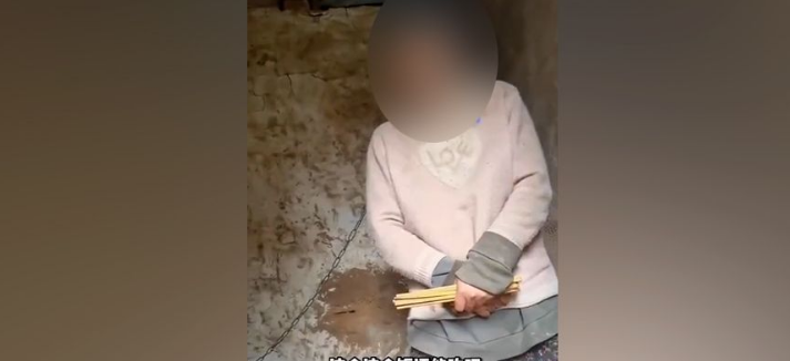 Pamje të rënda/ Nëna e tetë fëmijëve lidhet me zinxhir në një kasolle, nxit reagime të shumta tek qytetarët