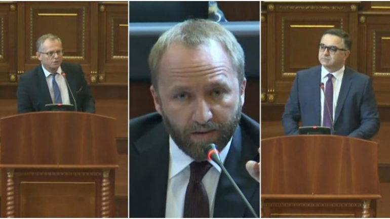 Përplasje të forta në Kuvendin e Kosovës, deputetët e opozitës bërtasin e godasin tavolinat