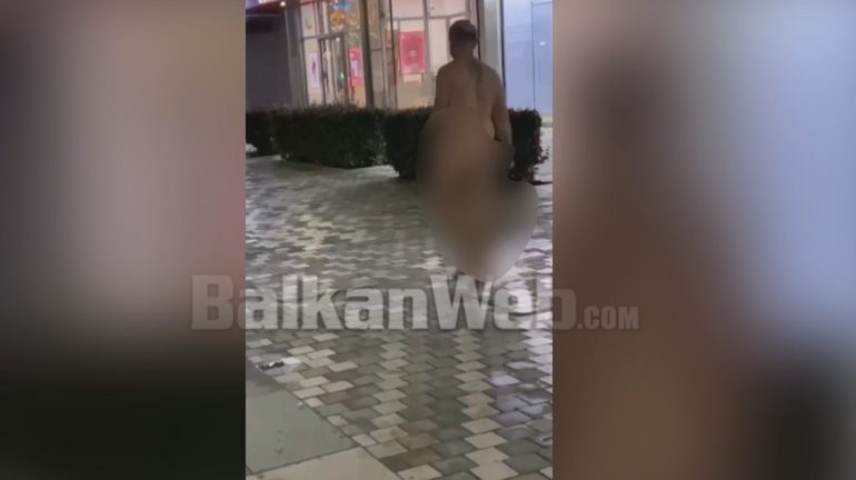 VIDEO+18/ E pazakontë në Vlorë, burri ecën nudo mes njerëzve në bulevard