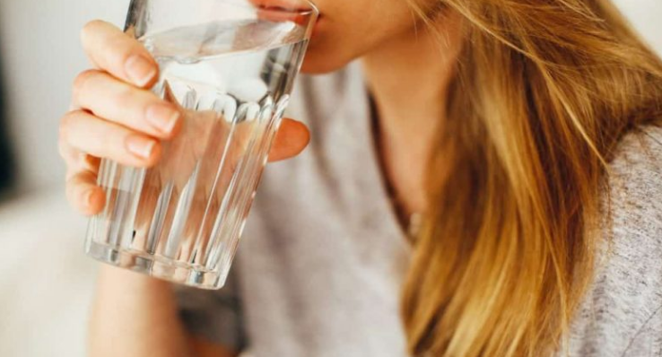 Dëshironi të bëni një gjumë të rehatshëm? Ja cilën pije duhet të konsumoni