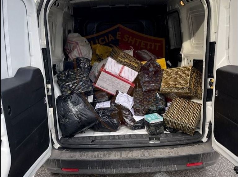 Sillnin veshje kontrabandë dhe i shisnin online, arrestohen dy punonjësit e postës private (EMRAT)
