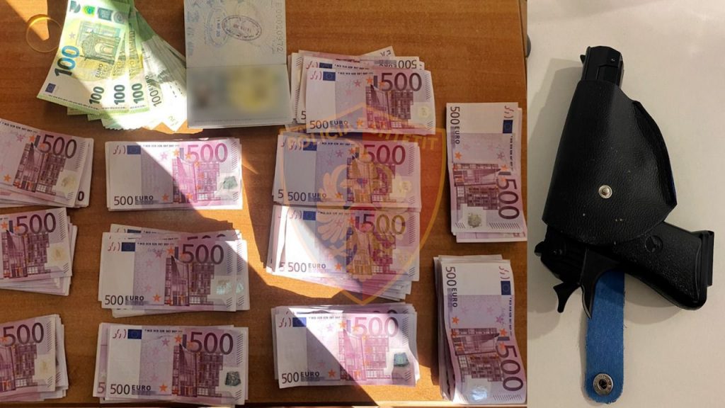 Nga afrikani me 62 mijë euro tek egjiptiani me pistoletë lodër, çfarë zbuluan oficerët sot në Rinas