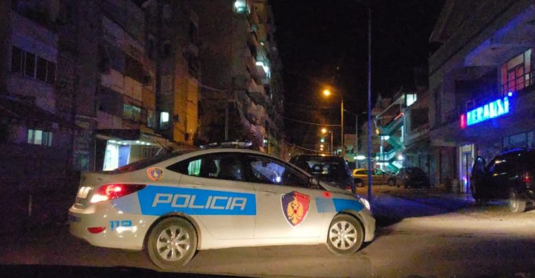 Kërcënuan 60-vjeçarin me armë zjarri për motive pronësie, policia shpall në kërkim dy vëllezërit