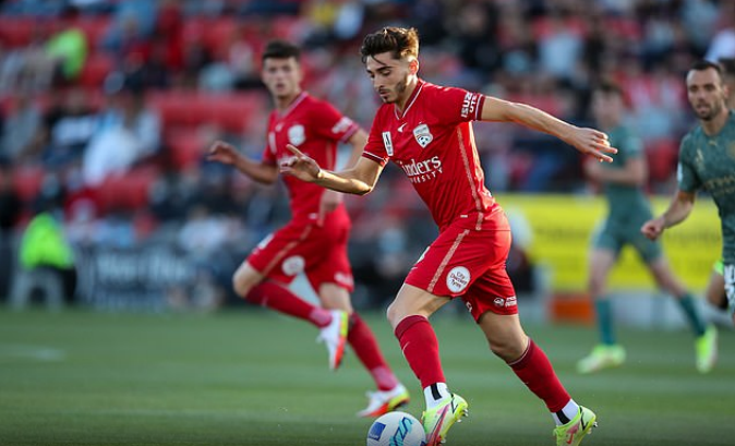 Pranoi hapur preferencat seksuale, mesfushori kontestohet nga tifozët: “Është e papranueshme!”