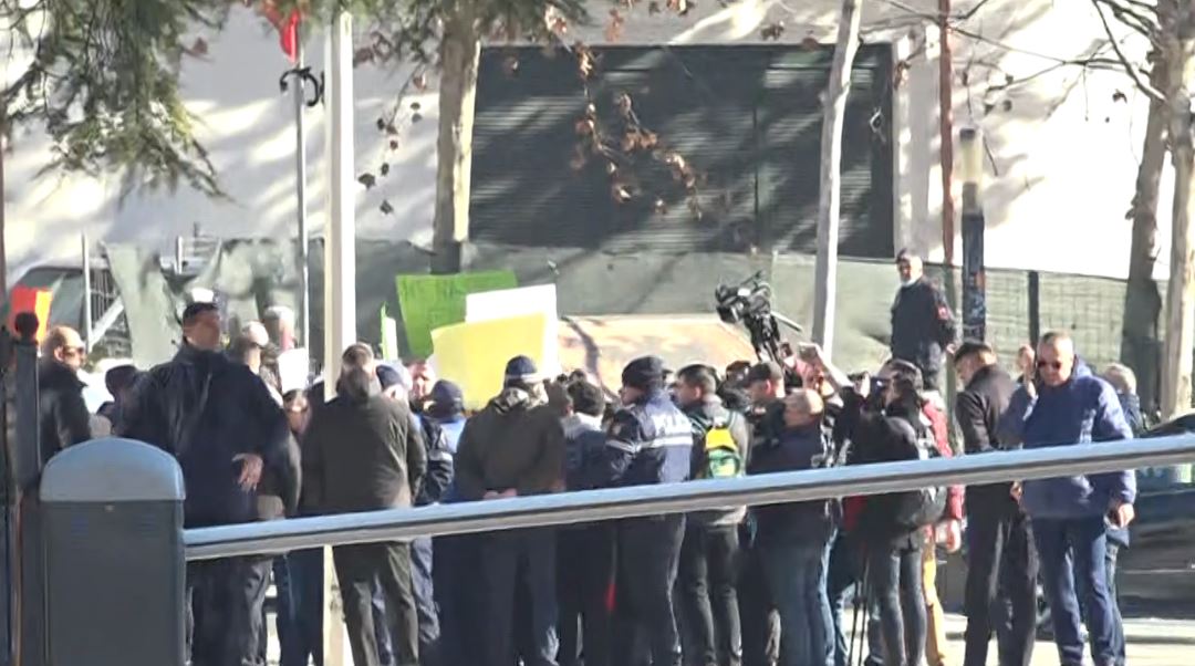 Seanca parlamentare, banorët e “5 Majit” protestojnë jashtë Kuvendit