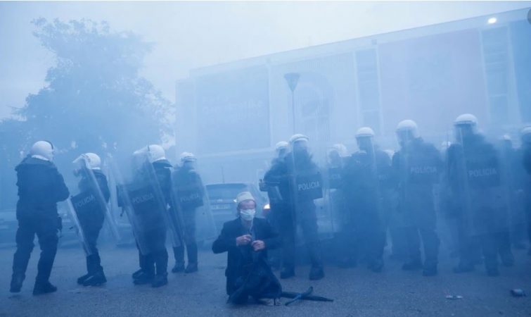 “PD u rrethua si skenë krimi, protestuesit e lanë pa asnjë derë e dritare”! “VOA”: Askush nuk e di si do rrjedhin ngjarjet!