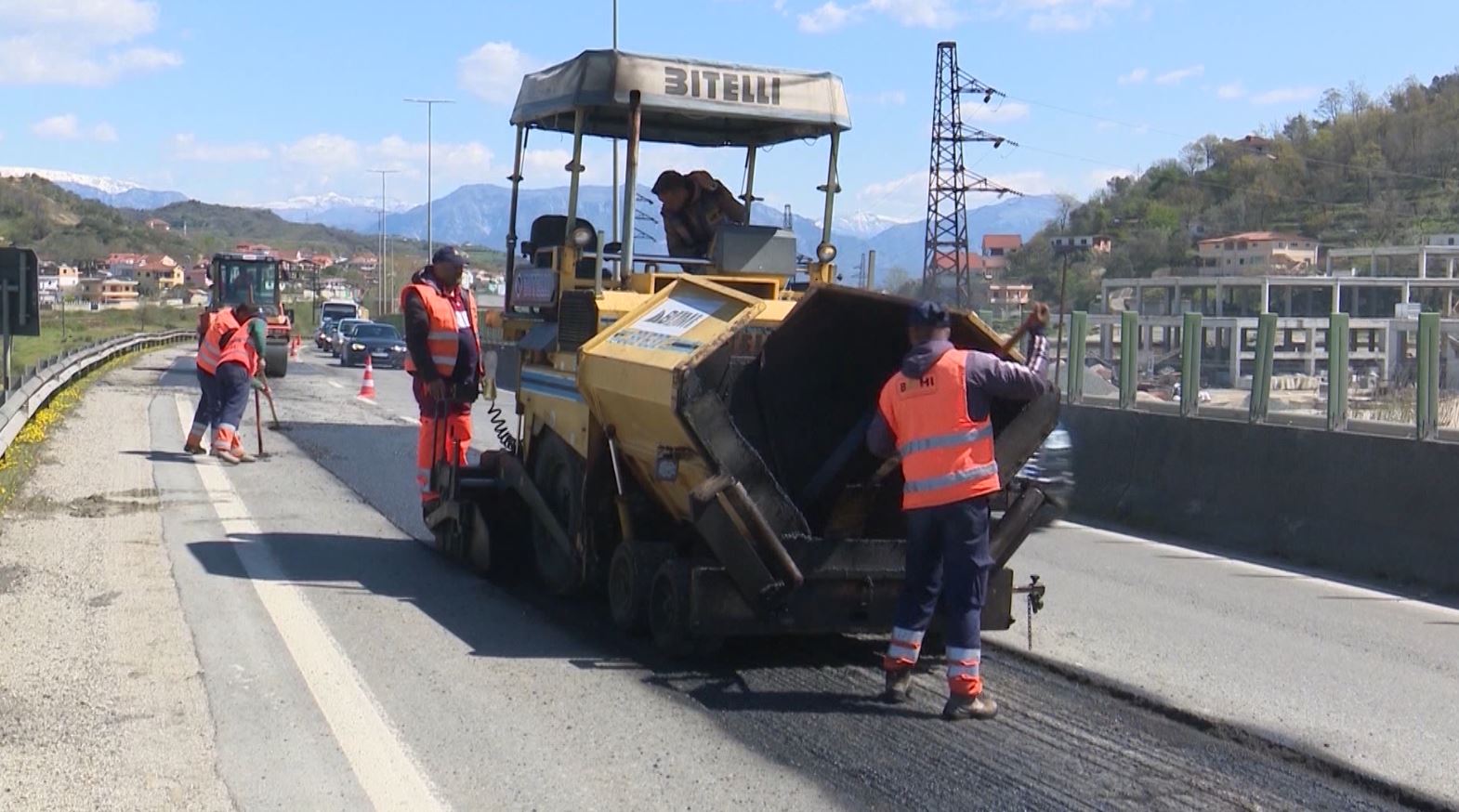 Nisin punimet në aksin Qafë Kashar-Rinas, si devijohet drejtimi i automjeteve