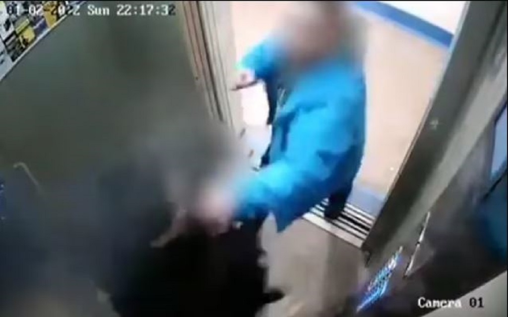 I riu i ngacmoi të bijën 15-vjeçare në ashensor, babai e rreh (VIDEO)