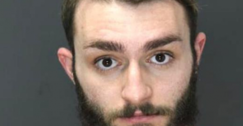 Qëlloi me thikë nënën e tij natën e ndërrimit të viteve në SHBA, flet 25-vjeçari shqiptar: Ajo qeshte me mua