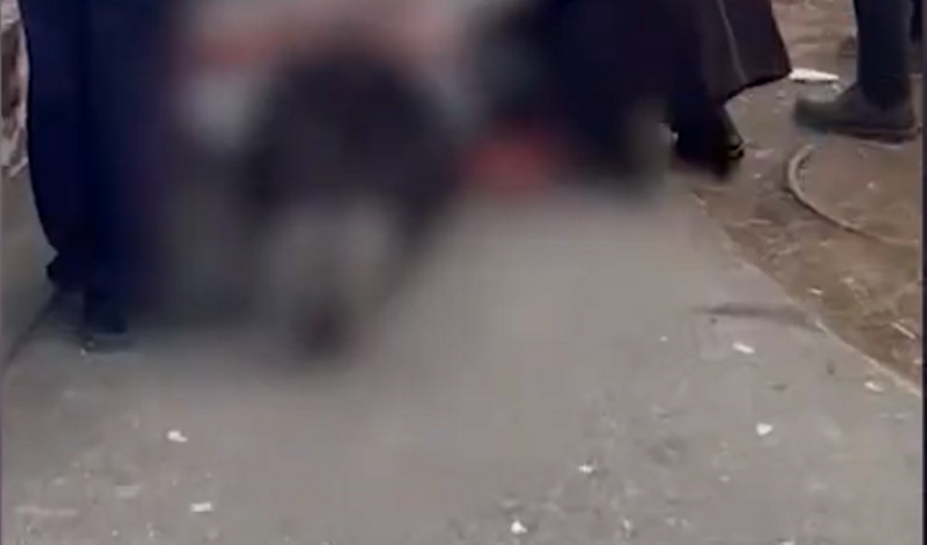 Qytetari humb ndjenjat pranë xhamisë së “Et’hem Beu”-t