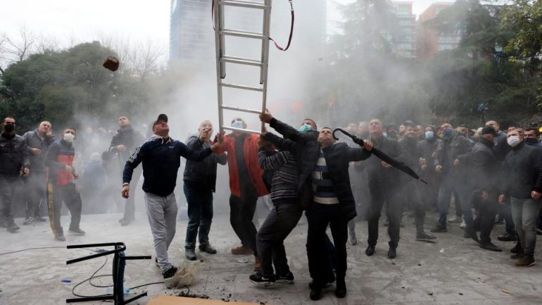 Protesta për selinë e PD-së, policia shoqëron 20 protestues