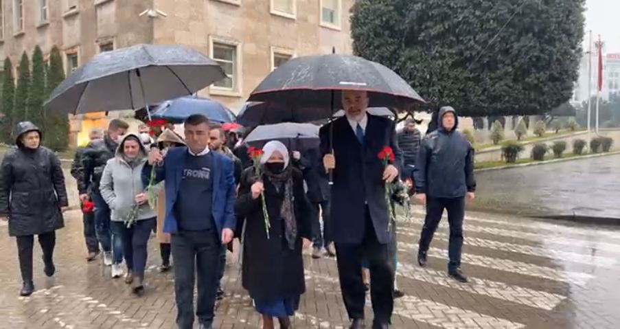 Me karafila të kuq dhe në krah të familjarëve të viktimave, Rama kryen homazhe për 21 Janarin (VIDEO)