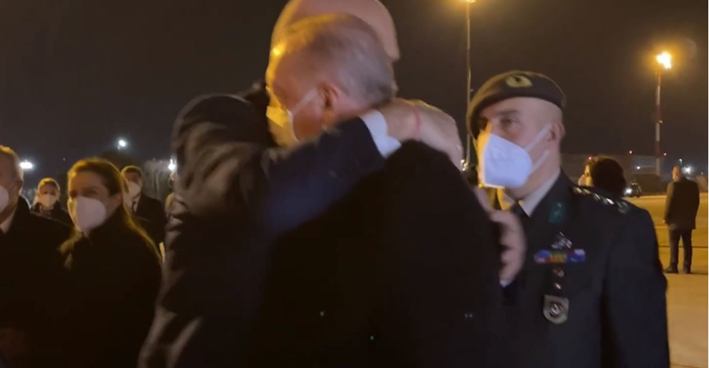 Rama i jep përqafimin “e fundit” Erdoganit: “Shumë të fala t’i bëni familjes!” (VIDEO)