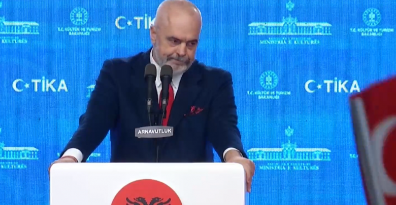 Rama “acarohet” me përkthyesin gjatë inagurimit të xhamisë: “Mos ma ndërprit fjalën!”