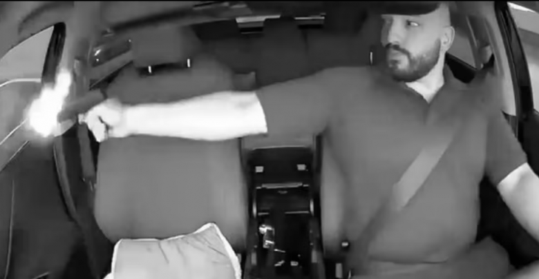 Video tronditëse/ E ofendoi rëndë nga makina ngjitur, 30-vjeçari nxjerr pistoletën dhe qëllon 11 herë ndaj shoferit tjetër