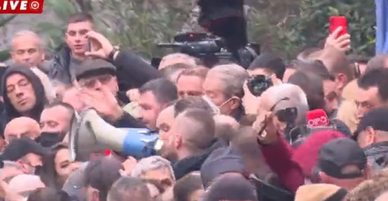 Sali Berisha mbërrin në oborrin e selisë blu, pritet me ovacione