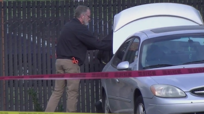 Nëna mbyll djalin e saj në bagazhin e makinës, pasi ai rezultoi pozitiv për Covid-19