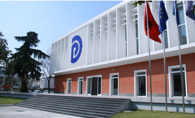 Një ditë para protestës, Komisioni për Rithemelimin e PD-së niset drejt selisë blu