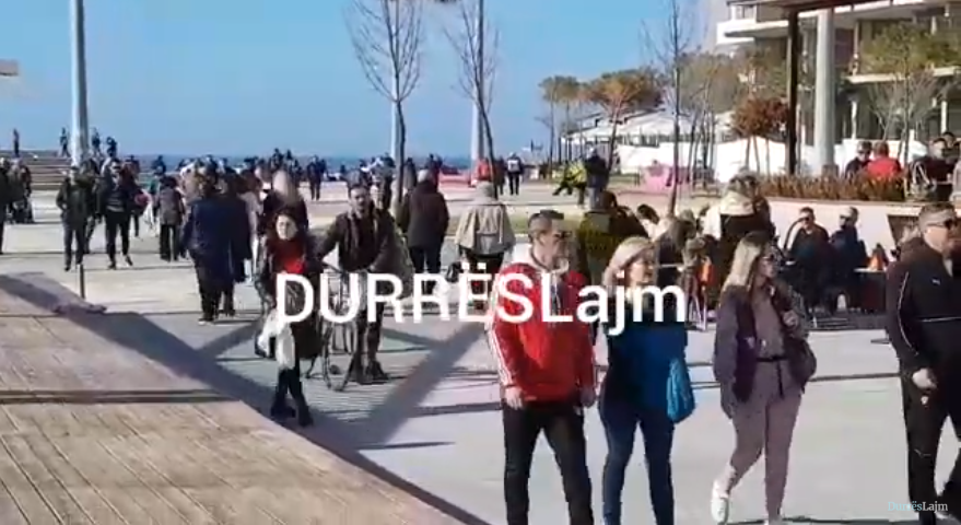 Moti i ngrohtë dhe dita e pushimit, qytetarët e Durrësit mbushin shëtitoren &#8220;Taulantia&#8221; (VIDEO)