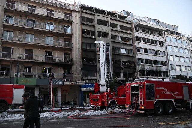 Panik në Athinë, kryeqyteti grek zgjohet nga një shpërthim i fuqishëm (FOTO)