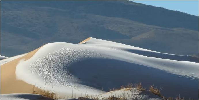 E rrallë, dëbora mbulon shkretëtirën e Saharasë (VIDEO)