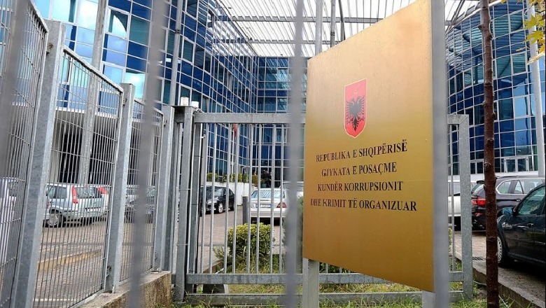 I morën 10 mijë euro dhe e lanë të largohej të shpallurin në kërkim, arrestohen dy policët e Durrësit
