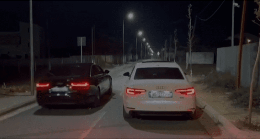 Gara në mes të kryeqytetit me “Audit” luksoze, dy të rinjtë e pësojnë keq (VIDEO)