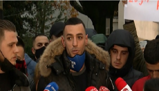 Stresi shoqërohet në komisariat për pjesëmarrjen në protestë, reagon në rrjete sociale nga furgoni i policisë