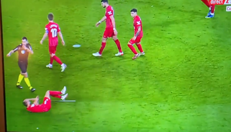 Tifozët godasin me shufër në kokë lojtarin, anullohet derbi i Sevilla-s