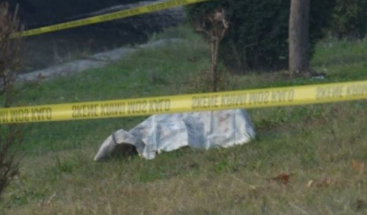 Gjendet e pajetë në bahçen e shtëpisë 88-vjeçarja, trupi i kishte ngrirë nga i ftohti (EMRI)